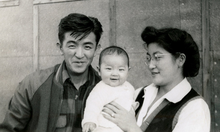 Bố mẹ và chị gái của bà Gooden ở trại Minidoka, bang Idaho năm 1942. Ảnh: NY Times.