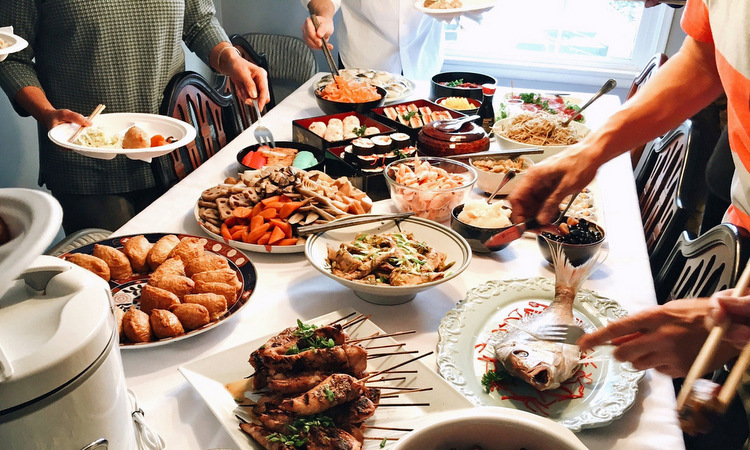Các món ăn truyền thống mà gia đình bà Gooden chuẩn bị dịp tết năm 2017. Ảnh: NY Times.