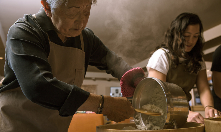 Bà Gooden (phải) cùng con gái chuẩn bị cơm tại căn bếp ở bang Washington. Ảnh: NY Times.