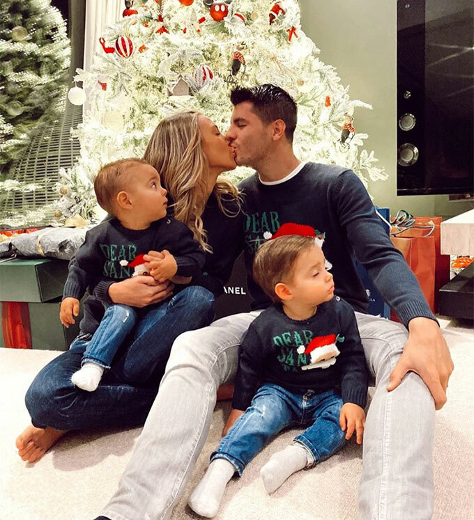 Morata (Atletico Madrid) hôn bà xã Alice đắm đuối khi mỗi người bế một cậu con trai.