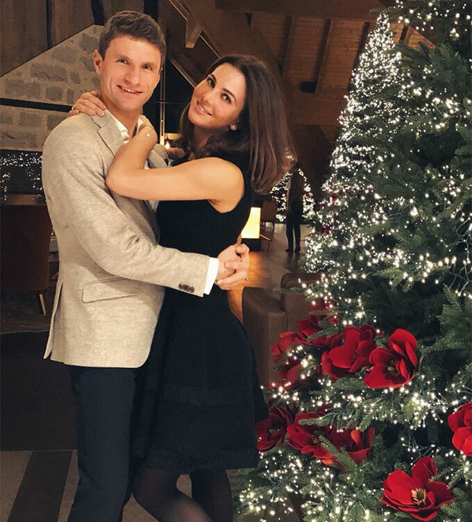Đội phó Thomas Muller của Bayern Munich tình tứ ôm eo bà xã Lisa.
