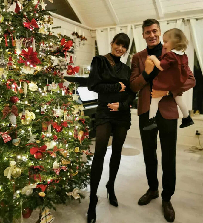 Bà xã Ana của chân sút Lewandowski (Bayern Munich) xoa bụng bầu trong bức ảnh gia đình ngày Noel.