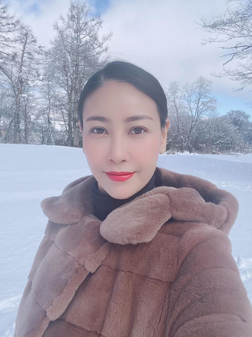 Thay vì đón Giáng sinh ở nhà, cả gia đình Hà Kiều Anh lại chọn vùng núi Nhật Bản tuyết rơi trắng xóa để nghỉ dưỡng kỳ nghỉ lễ. Bà mẹ ba con chọn một khu resort trượt tuyết nổi tiếng ở tỉnh Nagano.