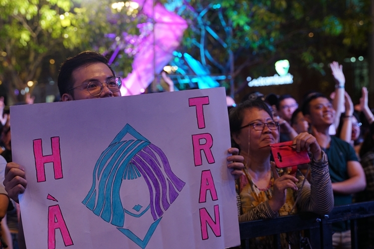 Khán giả cổ vũ