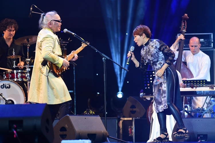 Hà Trần (phải) và Nguyên Lê (