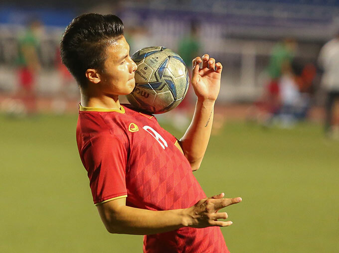 Quang Hải gây chú ý khi mặc áo thi đấu và tập nhẹ ngoài sân.