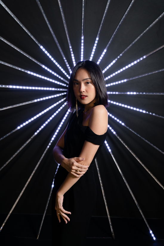 Misao diện váy lệch vai tông đen và chọn thêm phụ kiện đá trắng lấp lánh để hoàn thiện set đồ dự tiệc.