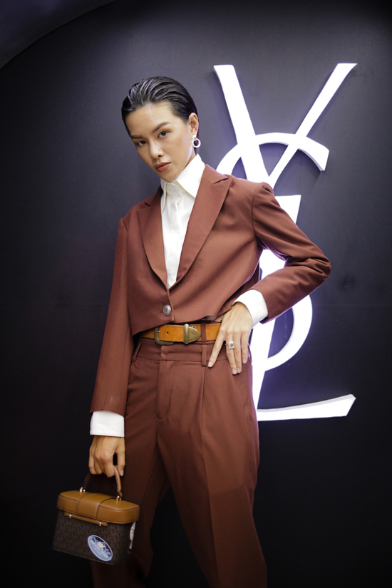 Người mẫu Hà Kino gây ấn tượng với set đồ tông nâu hợp xu hướng thu đông khi góp mặt tại Bảo tàng Mỹ thuật TP HCM tối 18/12. 