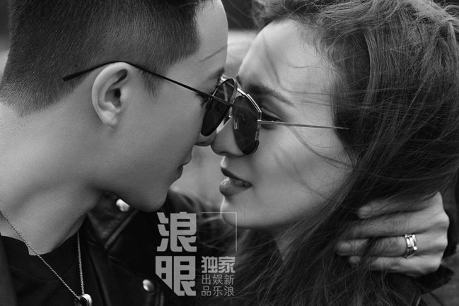 Trước giờ Han Geung cưới, hình ảnh thiệp cưới của anh cũng đã rò rỉ trên mạng xã hội. 