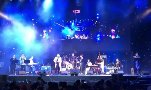 Hàng trăm khán giả cổ vũ Hà Trần hát dân ca