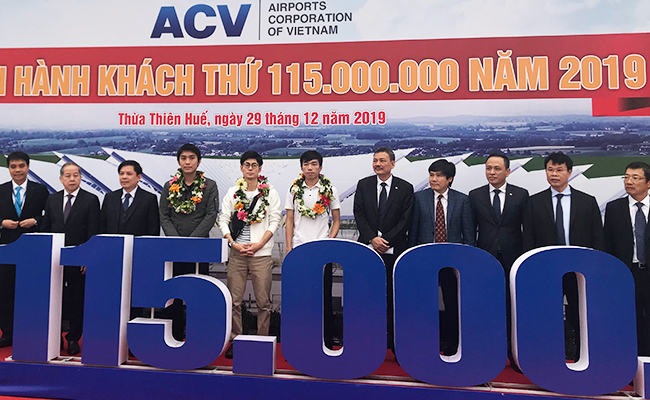 Hành khách thứ 115 triệu và hai hành khách gần số 115 triệu được lãnh đạo ngành hàng không đón tiếp tại sân bay Phú Bài. 