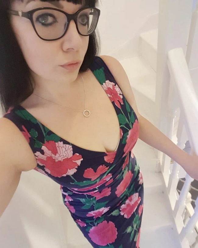Hannah Hopkins muốn tiết kiệm thời gian son phấn nên quyết định đi xăm mí mắt.