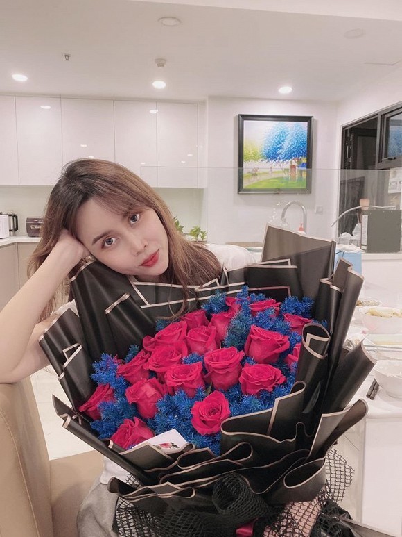 Gần đây nhất, người đẹp đã hạnh phúc chia sẻ hình ảnh ôm bó hoa ngọt ngào: "From my husband" (Tạm dịch: Từ ông xã của tôi)".