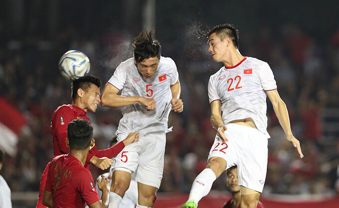 Phút 38, Đức Chinh bị cầu thủ Indonesia phạm lỗi bên cánh trái và Việt Nam được hưởng đá phạt.