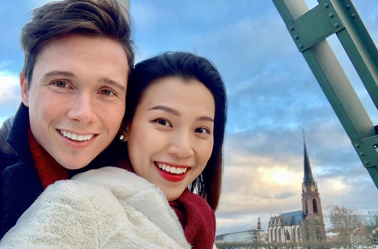 Vợ chồng MC Hoàng Oanh đi nghỉ dưỡng ở châu Âu nhân dịp mùa lễ hội cuối năm. Cả hai tranh thủ hưởng tuần trăng mật sau đám cưới hồi đầu tháng. Ảnh: H.A.