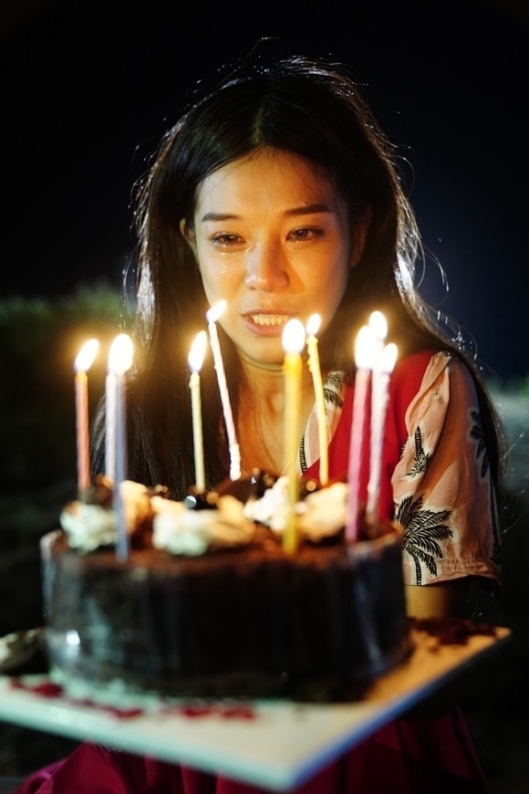 Hoàng Yến Chibi khóc khi được làm sinh nhật trên trường quay. 