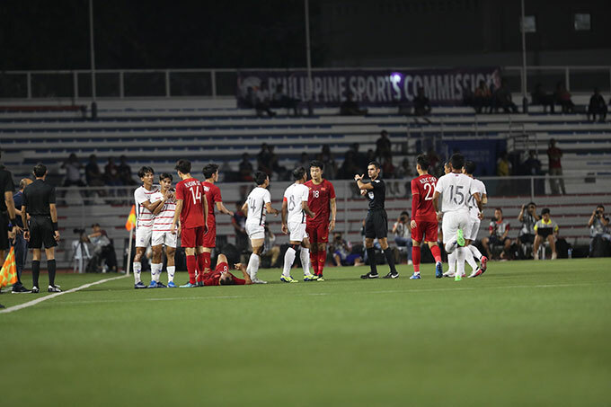 Nhà cầm quân người Hàn Quốc một mặt can ngăn các cầu thủ không để mọi chuyện căng thẳng, mặt khác phản ứng quyết liệt với trọng tài