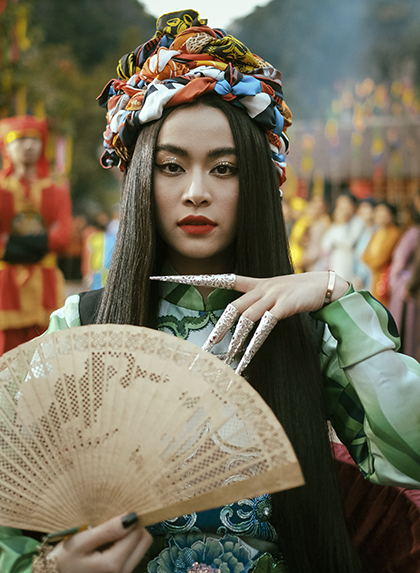 Tạo hình của Hoàng Thùy Linh trong MV. Ảnh: QH.
