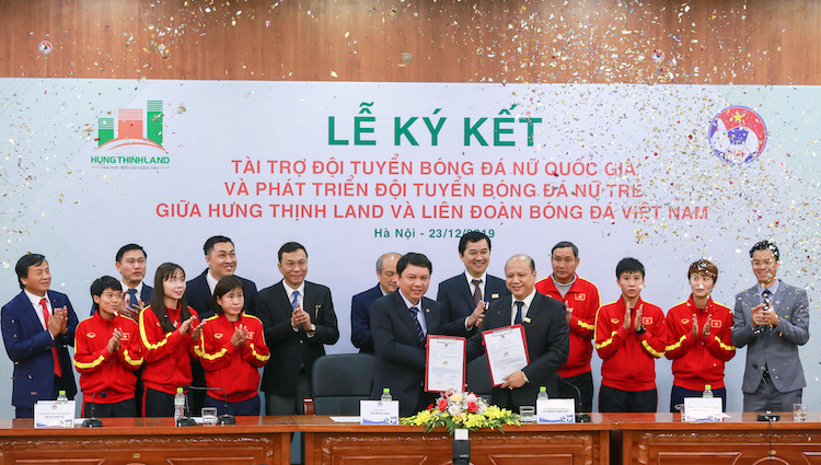 Ông Lê Hoài Anh, Tổng thư ký VFF (trái) và ông Lê Trọng Khương, Tổng Giám đốc Hưng Thịnh Land tại sự kiện ký kết. Ảnh: An Bình