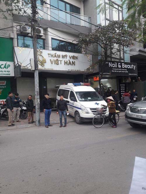 Xe cấp cứu đưa nạn nhân ra khỏi thẩm mỹ viện. Ảnh: Nguyễn Ngoan.