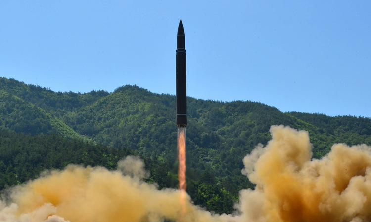 Tên lửa đạn đạo xuyên lục địa Triều Tiên phóng thử hôm 4/7/2017. Ảnh: KCNA.