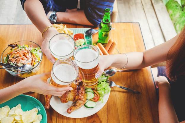 Nạp bia rượu và thức ăn nhiều dầu mỡ trong những bữa tiệc khiến dân văn phòng hay gặp vấn đề tiêu hóa. Xin nguồn ảnh.