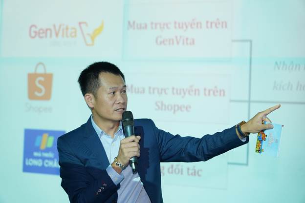 Sự gia tăng thần tốc của internet đã thúc đẩy ngành TMĐT tại Việt Nam và khu vực Đông Nam Á phát triển mạnh mẽ. Với lợi thế về công nghệ nhằm nâng cao sự tiện dụng trong mua sắm và thanh toán, TMĐT đã kéo người tiêu dùng gần hơn với những sản phẩm tài chính tưởng chừng tốn nhiều thời gian để lựa chọn và khá phức tạp khi tham gia như các sản phẩm bảo hiểm.Nhu cầu thị trường với các dịch vụ bảo hiểm sức khỏeTheo báo cáo gần đây của Nielsen Việt nam, sức khỏe trở thành mối quan tâm số một của người tiêu dùng nước ta.Thực tế cho thấy, các lo ngại về môi trường thực phẩm ô nhiễm phát sinh bệnh tật và chi phí điều trị y tế ngày càng trở nên đắt đỏ đã khiến rất nhiều người quan tâm tìm tới các giải pháp bảo vệ cho người thân và gia đình, nhất là với những người có công việc bận rộn với quỹ thời gian hạn hẹp.Ông Trần Đình Đông – Giám đốc Tiếp thị Kỹ thuật số và kênh phân phối B2B2C của Generali Việt Nam tại buổi họp báo ra mắt VITA – Sống Như ÝChính vì thế, các gói sản phẩm bảo hiểm sức khỏe riêng biệt cũng được các công ty bảo hiểm chú trọng phát triển, ngày càng ưu việt hơn và đáp ứng đa dạng nhu cầu của người tiêu dùng, nhất là trong thời đại bùng nổ của internet.Theo ông Nguyễn Hữu Tuấn - đại diện Cục Thương mại điện tử và kinh tế số thuộc Bộ Công thương từng chia sẻ, đến nay đã có một phần ba dân số, tức 30 triệu người Việt Nam đã tham gia mua hàng trên mạng. Riêng năm 2018, ước tính chi tiêu của mỗi cá nhân cho thương mại điện tử là 208 USD, góp phần đưa miếng bánh thị trường này lên xấp xỉ 8 tỷ USD[1].Số liệu từ công ty nghiên cứu thị trường Adroit cũng dự đoán thị trường thương mại điện tử về chăm sóc sức khỏe sẽ đạt mức 435,8 tỷ USD vào năm 2025.[2]Đây thực sự là tín hiệu vui cho các nhà đầu tư muốn tham gia vào lĩnh vực bán hàng trực tuyến và đặc biệt là các công ty thuộc ngành bảo hiểm.Trên thực tế, kinh doanh trực tuyến không chỉ giúp doanh nghiệp tiếp cận thêm nguồn khách hàng mới mà còn giúp cho khách hàng cảm thấy chủ động, thoải mái hơn khi tìm hiểu và mua sắm sản phẩm. Chính vì thế, trong khoảng bốn năm trở lại đây, người tiêu dùng trong nước đã chứng kiến khá nhiều sự hợp tác giữa các công ty bảo hiểm với các sàn TMĐT. Những hợp tác này không chỉ giải quyết được nhu cầu mua cả thế giới trên internet của người tiêu dùng mà còn cho thấy sự nhạy bén của các doanh nghiệp ngành bảo hiểm trong việc đưa ra các giải pháp đáp ứng yêu cầu về sản phẩm dịch vụ phải nhanh, gọn, minh bạch và tiết kiệm của người tiêu dùng ở thời đại công nghệ số.Bảo hiểm - làn sóng mới của thương mại điện tửViệc bán bảo hiểm sức khỏe online là tất yếu đối với thị trường bảo hiểm hiện nay. Cùng với việc sử dụng internet, việc tiếp cận các gói sản phẩm bảo hiểm sức khỏe trên các sàn TMĐT hoặc website online sẽ giúp người dùng tiết kiệm đáng kể cả về thời gian lẫn chi phí. Điều này đặt ra thách thức cho ngành bảo hiểm là làm sao để đảm bảo cho mọi thủ tục trở nên nhanh chóng, tiện lợi và an toàn.Người dùng dễ dàng tìm kiếm sản phẩm bảo hiểm chăm sóc sức khỏe trên ShopeeChính vì vậy, các doanh nghiệp nỗ lực mang đến cho khách hàng trải nghiệm mua bảo hiểm trực tuyến thông qua các sàn TMĐT với thông tin minh bạch và rõ ràng. Gần đây nhất phải kể đếnhợp tác giữa Shopee Việt Nam và Generali Việt Nam. Cái bắt tay của sàn TMĐT lớn nhất Việt Nam và công ty bảo hiểm hàng đầu thị trường được kỳ vọng sẽ mang đến nhiều trải nghiệm mua sắm các sản phẩm bảo hiểm sức khỏe ưu việt cho đông đảo các gia đình Việt Nam.Cụ thể Shopee và Generali đã ký kết hợp tác đưa sản phẩm bảo hiểm sức khỏe VITA – Sống Như Ý lên sàn TMĐT. Với sản phẩm bảo hiểm này, chỉ cần 3 phút tìm hiểu, 3 phút mua sản phẩm, 3 phút kích hoạt, khách hàng đã có thể tham gia bảo hiểm dễ dàng, nhanh chóng và đáp ứng đúng nhu cầu chăm sóc sức khỏe hiện tại cho cả gia đình.Đây là một sản phẩm bảo hiểm sức khỏe ưu việt về quyền lợi, siêu cạnh tranh về mức phí. Và ưu điểm vượt trội nhât là chỉ với vài cú click chuột, khách hàng đã có thể tham gia bảo hiểm hoặc mua tặng cho bạn bè, người thân mà không cần phải thực hiện thủ tục kê khai nhân thân hay thẩm định sức khỏe thông thường.VITA - Sống Như Ý là sản phẩm bảo hiểm sức khỏe bảo vệ khách hàng từ 15 ngày tuổi cho đến 59 tuổi trước mọi rủi ro về sức khỏe. Theo đó, với mức phí chỉ từ 1.160.000 đồng/năm hợp đồng, gói bảo hiểm này sẽ chi trả các chi phí y tế thực tế với quyền lợi điều trị nội trú lên đến hơn 165 lần phí bảo hiểm, hệ thống bảo lãnh viện phí nội trú rộng khắp toàn quốc.Với thế mạnh về công nghệ, Generali Việt Nam sử dụng ứng dụng GenClaims để giải quyết khâu bồi thường một cách nhanh chóng, chỉ cần vài phút là khách hàng có thể gửi yêu cầu giải quyết quyền lợi bảo hiểm và nhận được phản hồi của Generali Việt Nam trong chốc lát. Một điều đặc biệt nữa ở hãng bảo hiểm này là Generali có đội ngũ trực tiếp giải quyết khâu bồi thường bảo hiểm sức khỏe với khách hàng mà không ủy quyền cho bên thứ 3. Việc này nâng cao trải nghiệm dịch vụ khách hàng rõ rệt đối với các sản phẩm dịch vụ bảo hiểm.Ngoài ra, khách hàng còn được tư vấn sức khỏe miễn phí với đội ngũ bác sĩ chuyên gia dày dạn kinh nghiệm của Generali Việt Nam qua chức năng Alo Dr. Gen trên ứng dụng GenVita.Đây cũng là sản phẩm bảo hiểm sức khỏe đầu tiên tại Việt Nam mà khách hàng có thể mua tại hiệu thuốc hay cửa hàng đối tác bên cạnh các kênh trực tuyến như GenVita hay sàn thương mại điện tử Shopee.Khi mua hàng qua kênh Shopee, khách hàng có thể chủ động tra cứu thông tin về bảo hiểm của mình ngay trên mạng mọi nơi mọi lúc, hoặc trò chuyện trực tuyến với nhân viên tư vấn của Generali Việt Nam nếu cần. Việc thanh toán dễ dàng với nhiều lựa chọn như: internet banking, mobile banking, ví điện tử, cổng thanh toán tích hợp với ngân hàng và tổ chức thẻ trong nước và quốc tế. Đặc biệt, từ tháng 01/2020, VITA – Sống Như Ý sẽ bắt đầu áp dụng hình thức Ship COD – giao hàng tận nơi và thanh toán tiền mặt.Người mua có thể tham gia bảo hiểm dễ dàng, nhanh chóng và an tâm trải nghiệm mua sắm tiện lợi với mọi thông tin về gói bảo hiểm đều được công khai minh bạch trên sàn TMĐT Shopee. Vì thế, sản phẩm có thể được mua tặng như một món quà và có thể hoàn trả hoàn toàn không mất chi phí khi khách hàng thay đổi quyết định.Có thể thấy, công nghệ đang dần thay đổi diện mạo của ngành bảo hiểm theo hướng mới mẻ,hiện đại và tiện lợi hơn rất nhiều. Cùng với thương mại điện tử, các doanh nghiệp bảo hiểm đã kéo các phương tiện bảo vệ sức khỏe đến gần hơn với khách hàng chỉ với vài cú nhấp chuột hay chạm tay.Số liệu được công bố hồi tháng 4/2019Nguồn: http://bit.ly/34EvX6eSố liệu: https://bom.to/sOpOD1