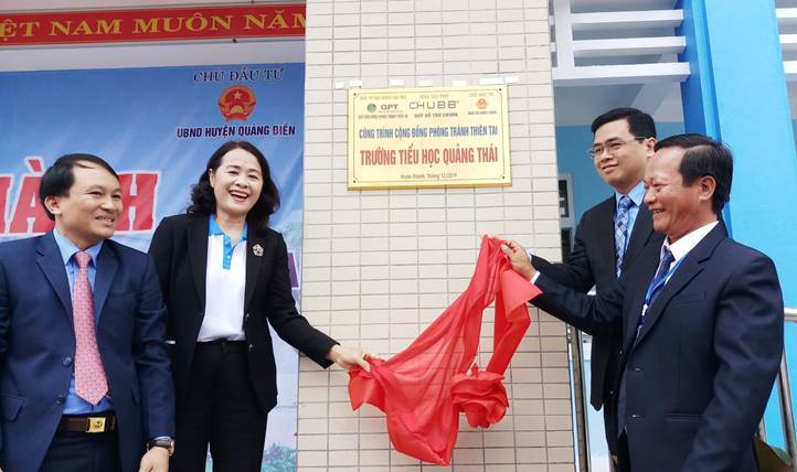 Ông Bùi Thanh Hiệp - Phó tổng giám đốc Chubb Life Việt Nam (thứ hai từ phải sang) cùng Bà Lê Thị Thúc - Giám đốc Điều hành Quỹ Cộng đồng Phòng tránh Thiên tai thực hiện nghi thức khánh thành trường học mới.