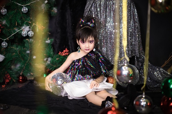 Cô bé 4 tuổi sở hữu đôi mắt to tròn, tự tin thể hiện khả năng tạo dáng trong lần đầu tiên làm mẫu ảnh thời trang.