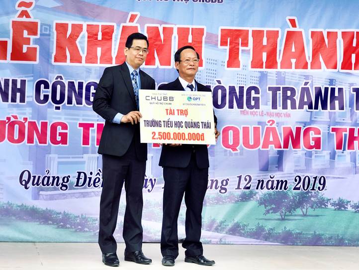 Ông Bùi Thanh Hiệp - Phó tổng giám đốc Chubb Life Việt Nam (bên trái) trao tài trợ cho đại biểu trường tiểu học Quảng Thái.