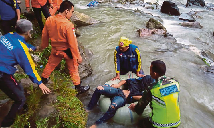 Lực lượng cứu hộ làm nhiệm vụ tại hiện trường tai nạn xe buýt ở Nam Sumatra hôm 24/12. Ảnh: AFP.