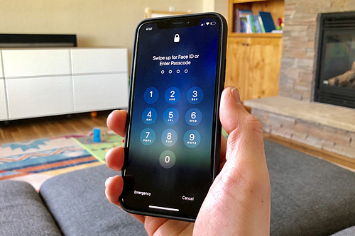 iPhone có thể bị trích xuất thông tin ngay cả khi đang khoá.