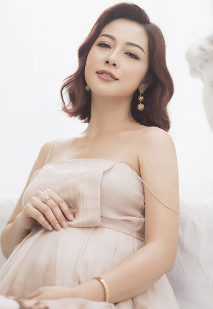 Jennifer Phạm chụp bộ ảnh kỷ niệm khi mang thai gần tám tháng. Ảnh: Rose Ng.