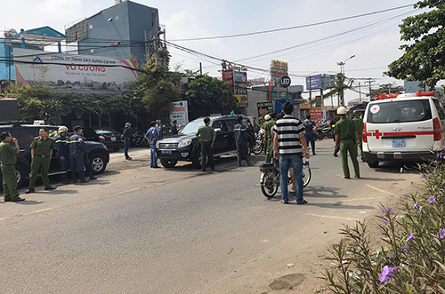 Cảnh sát bao vây phòng trọ. Ảnh: Xuân Hưng.