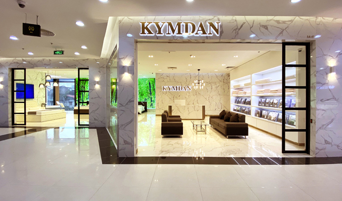 Showroom được bài trí như một ngôi nhà với các phòng khách, phòng ngủ trưng bày các sản phẩm đặc thù.