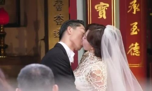 Lâm Chí Linh hôn chồng trong đám cưới