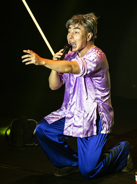 Diễn viên hài Lê Dương Bảo Lâm chọc cười khán giả với một tiểu phẩm được viết riêng cho liveshow này.