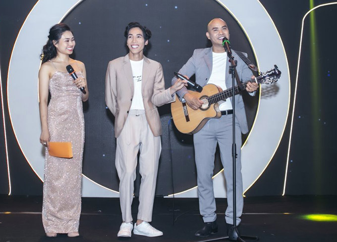 [Caption Dù không còn hoạt động với vai trò ca sĩ nhưng chắc chắn, A Tuân sẽ tiếp tục phát triển các dự án xã hội và trích doanh thu từ việc kinh doanh của mình cho quỹ Cuộc đời bá đạo nhằm hỗ trợ các hoàn cảnh khó khăn hay nhưng người cần được giúp đỡ, cũng như hỗ trợ quỹ tài năng trẻ của NSND Hồng Vân.  A Tuân cho biết, anh cũng đang khá quan tâm vào việc đầu tư phim điện ảnh trong những năm gần đây, nên có thể sẽ lấn sân sang lĩnh vực đầu tư điện ảnh trong năm 2020.