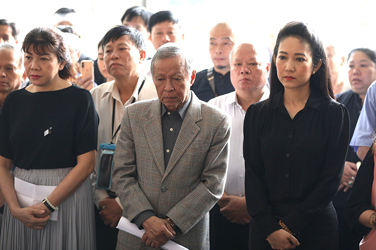NSƯT Thanh Thúy, Phó giám đốc Sở Văn hóa - Thể thao TP HCM, (phải) tại tang lễ. Ảnh: Hữu Khoa.