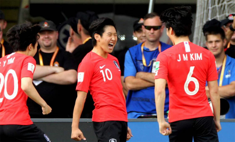 Lee Kang In (giữa) là một sản phẩm của lò đào tạo Valencia. Ảnh: Reuters
