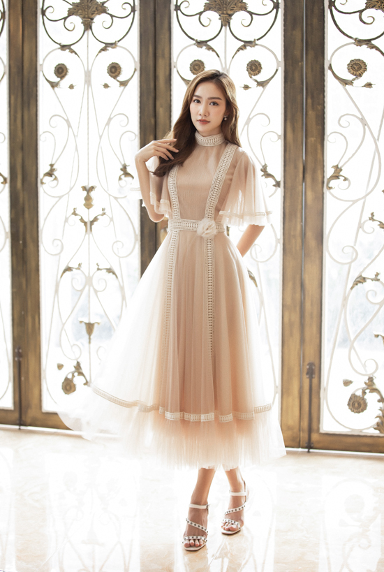 Bộ ảnh được thực hiện với sự hỗ trợ của nhiếp ảnh Lê  Thiện Viễn, trang điểm  Xi Quân Lê, trang phục Lê Thanh Hoà.