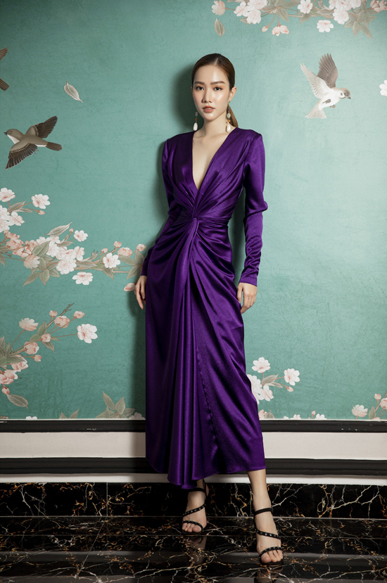 Trong loạt váy áo dành cho mùa mới, Lê Thanh Hòa tận dụng kỹ thuật xoắn vải để mang tới điểm nhấn độc đáo cho đầm liền thân.