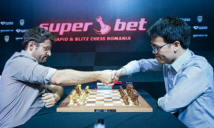 Quang Liêm (phải) thi đấu cờ nhanh chớp ở Grand Chess Tour chặng Romania tháng 11/2019. Ảnh: Lennart Ootes.