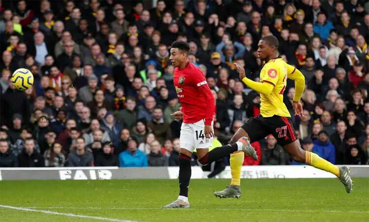 Lingard tâng bóng thất bại trong trận thua Watford. Ảnh: Reuters