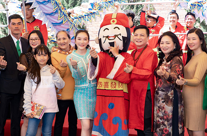 Lý Nhã Kỳ mời một đoàn múa lân hoành tráng về biểu diễn mừng khai trương. Cô vui vẻ bắn tim chụp ảnh với gia đình và một số bạn bè, khách VIP.