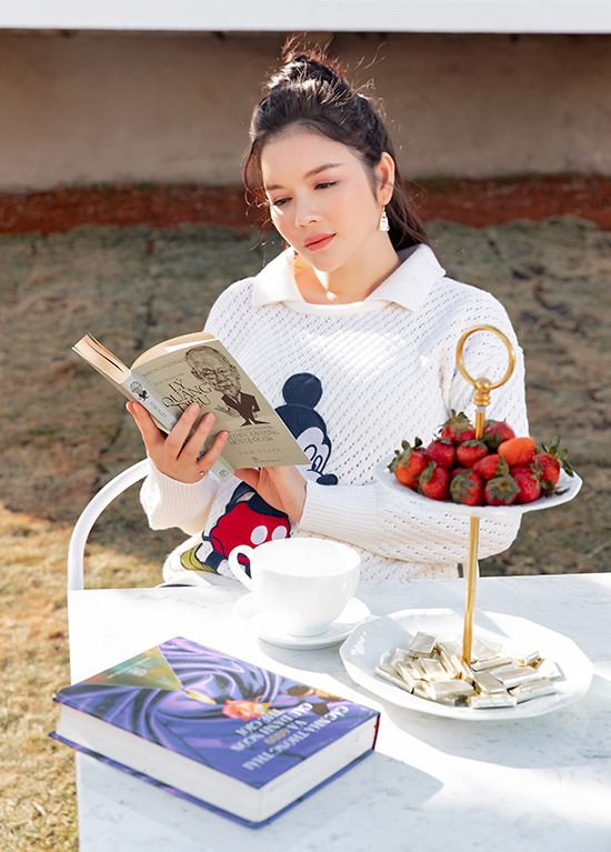 Lý Nhã Kỳ vừa đọc sách vừa uống trà, nếm dâu tây được trồng tại resort.