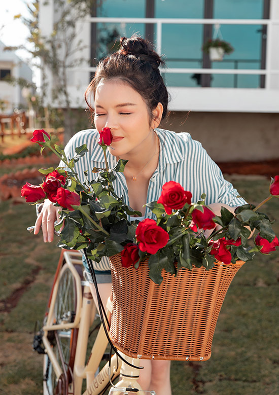 [Caption  Kiến trúc của Orion resort lấy nguồn cảm hứng là ngôi sao cùng tên, tức vào dịp tình cờ nhìn trên bầu trời thấy chòm sao Orion, được đặt theo tên của người thợ săn trong thần thoại Hy Lạp, nó nằm trên đường xích đạo trên bầu trời, là một trong những chòm sao nổi bật nhất và dễ nhận biết nhất trên bầu trời, có thể được nhìn thấy trên khắp nơi trên thế giới. Từ cảm hứng chòm sao Orion tôi đã bàn với kiến trúc sư làm theo cảm hứng này, tượng trưng thiên đường, bầu trời, nên các ngôi nhà đều có chóp như kim tự tháp, hình dáng của Orion.  Đặc biệt, ở Đà Lạt là cái đầu tiên, sau đó nữ diễn viên sẽ xây dựng và phát triển thành Orion group, với tất cả resort ở những nơi khác sẽ sử dụng chung chóp nhà đặc trưng của kim tự tháp này. Tôi cảm thấy thành công ở chỗ mọi người bày tỏ thích kiến trúc và thiết kế chóp nhà kim tự tháp vì nhìn thấy chóp nhà rất đặc biệt. Từ cái đầu tiên này, tôi sẽ cố gắng tạo ra những sản phẩm resort tốt hơn, thiên nhiên và tạo nên cảm giác yên bình cho những ai đến nghỉ dưỡng. Orion định hình là các khu nghỉ dưỡng hướng đến thiên nhiên nhiều hơn, không phá rừng không chặt cây, tạo không gian xanh, không quá thương mại, số lượng phòng không quá nhiều, tạo không gian riêng tư để mọi người tận hưởng, Lãnh sự danh dự Rumani nói.  Được biết tổng diện tích mặt sàn của Orion là 7.000m2, đầu tư xây dựng cao cấp với khuôn viên như tác phẩm hài hòa, gồm 16 căn villa, có khu vực tiệc ngoài trời sức chứa 100 khách, mỗi villa đều có vườn riêng, có lounge và có nhà hàng bên trong, với bãi đậu xe và siêu thị 24/24. Là người kinh doanh cô không tiết lộ về số tiền đầu tư, nhưng giá trị của nó có thể được đánh giá qua tiện ích cao cấp khi sử dụng.