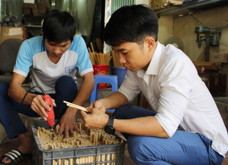 Khi sản xuất ống hút tre, Mão đã có kinh nghiệm làm sáo hơn 10 năm. Sáo mới cần kỳ công, chứ ống hút tre nguồn nguyên liệu rẻ hơn, cách làm cũng đơn giản hơn, đầu ra cũng đã có sẵn, nên hiệu quả cao, Mão nói.