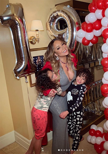 Hai con cùng Mariah Carey ăn mừng đĩa đơn thứ 19 đứng đầu Billboard. Ảnh: Instagram.