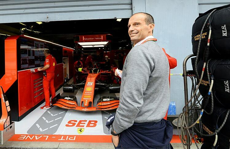 Allegri đi thăm trụ sở đội đua F1 Ferrari hồi tháng 9. Ảnh: Reuters.